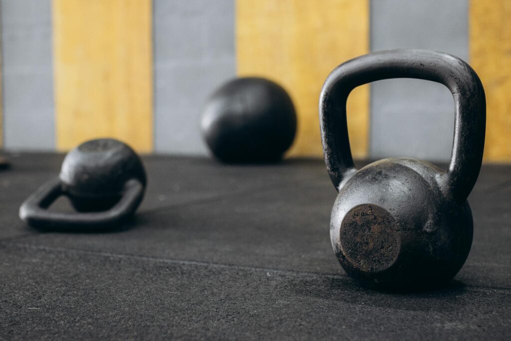 Des kettlebells posées au sol.