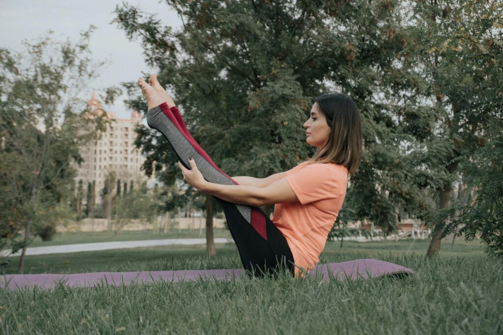 Une femme en double leg stretch