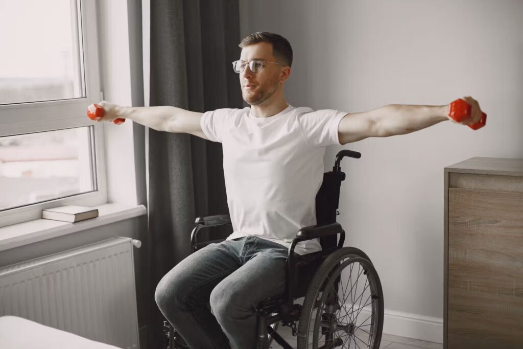 Un homme en fauteuil roulant fait du sport.